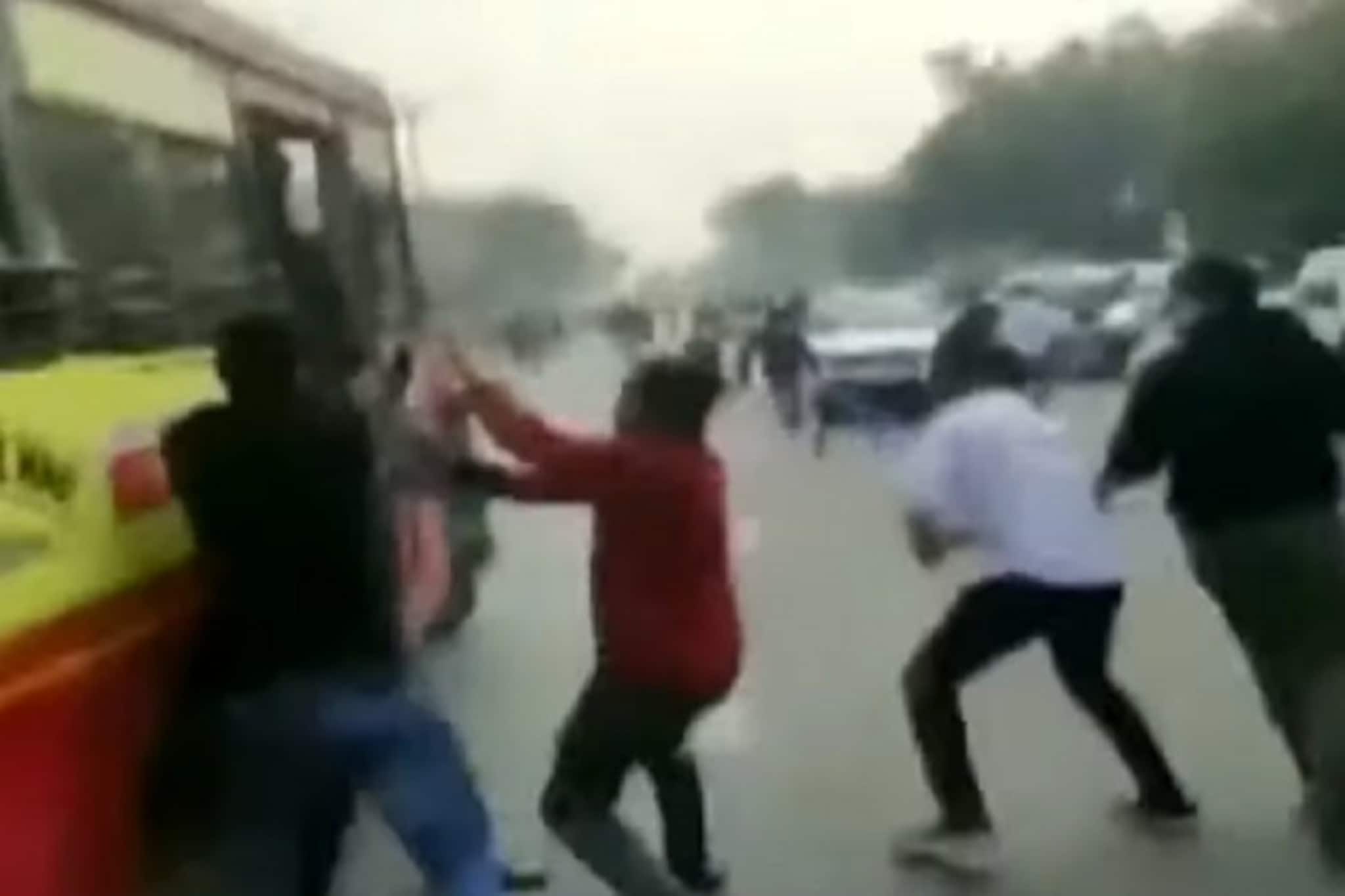 গুজরাতে JNU-হামলার প্রতিবাদে ছাত্রদের মিছিলে এবিভিপির বেধড়ক মারের অভিযোগ