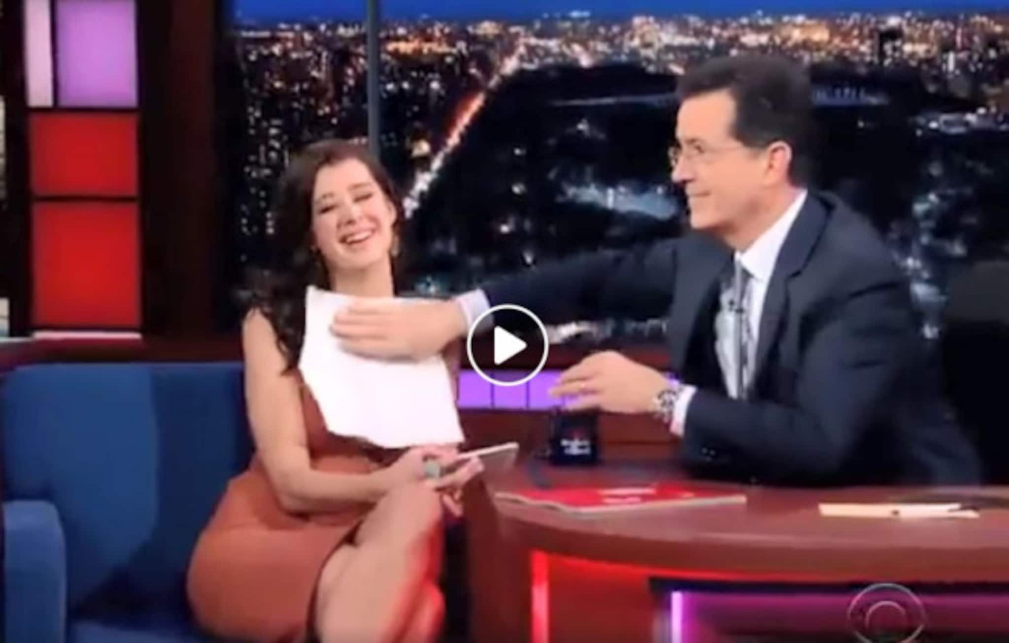 অভিনেত্রীর পোশাক এতই ছোট, যে ক্যামেরার সামনে কাগজ দিয়ে ঢাকতে বাধ্য হলেন সঞ্চালক !