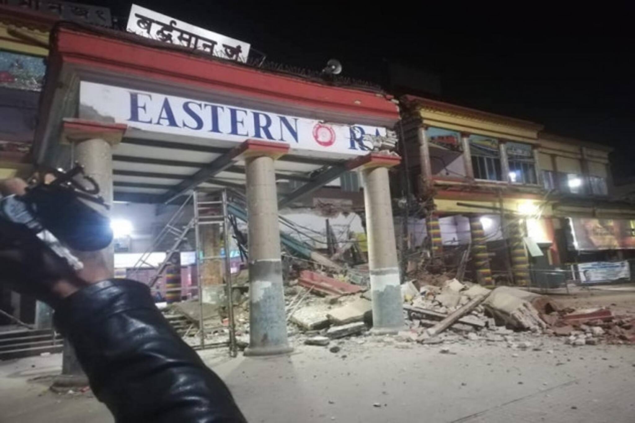 বর্ধমান স্টেশনে পোর্টিকো ভাঙার কাজ শুরু, বিল্ডিং পুনর্নির্মাণের দাবি বাসিন্দাদের