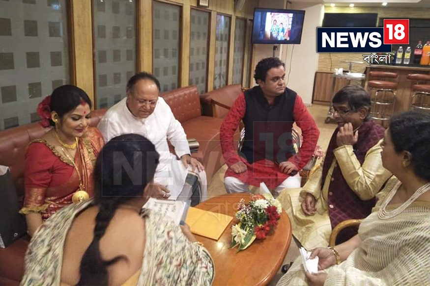 হাইল্যান্ড পার্কের পাশেই বসেছিল বিয়ের আসর ৷ কাছের মানুষদের সাক্ষী রেখেই রেজিস্ট্রি করলেন দীপঙ্কর দে ও দোলন রায় ৷ হাইল্যান্ড পার্কের পাশেই বসেছিল বিয়ের আসর ৷ কাছের মানুষদের সাক্ষী রেখেই রেজিস্ট্রি করলেন দীপঙ্কর দে ও দোলন রায় ৷