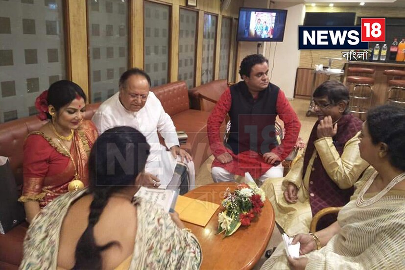 হাইল্যান্ডের পার্কের পাশেই বসেছিল বিয়ের আসর ৷ কাছের মানুষদের সাক্ষী রেখেই রেজিস্ট্রি করলেন দীপঙ্কর দে ও দোলন রায় ৷ 