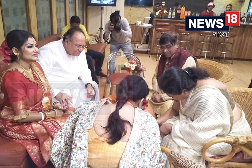 অন্যদিকে, মাথায় লাল ফুল ও লাল বেনারসিতে নতুন বউয়ের সাজে একেবারে বধূ রূপে দোলন রায় ৷ সিঁথি ভরা সিঁদুরে একেবারে নতুন বউ ৷ অন্যদিকে, মাথায় লাল ফুল ও লাল বেনারসিতে নতুন বউয়ের সাজে একেবারে বধূ রূপে দোলন রায় ৷ সিঁথি ভরা সিঁদুরে একেবারে নতুন বউ ৷