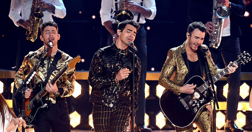 • গ্র্যামির মঞ্চে পারফর্ম করেছেন জোনাস ভাইরা ৷ কেলভিন জোনাস, জো জোনাস এবং নিক জোনাসদের ব্যান্ড গান করেছে গ্র্যামিতে ৷