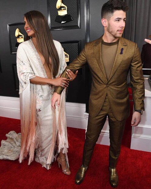 • কিন্তু কী করে অত বড় একটা মঞ্চে, হাজার হাজার দর্শক আর ক্যামেরার সামনেই অত সাহসী একটি পোশাক পরেছিলেন তিনি, সেটাই প্রশ্ন করা হয়েছিল পিগি চপসকে ৷