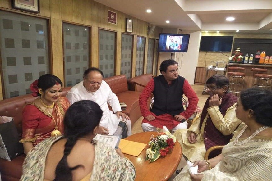 বৃহস্পতিবারই তিনি দীর্ঘদিনের বান্ধবী অভিনেত্রী দোলন রায়কে বিয়ে করেছিলেন ৷ মূলত রেজিস্ট্রি বিয়ে হয়েছিল তাঁদের ৷ বৃহস্পতিবারই তিনি দীর্ঘদিনের বান্ধবী অভিনেত্রী দোলন রায়কে বিয়ে করেছিলেন ৷ মূলত রেজিস্ট্রি বিয়ে হয়েছিল তাঁদের ৷