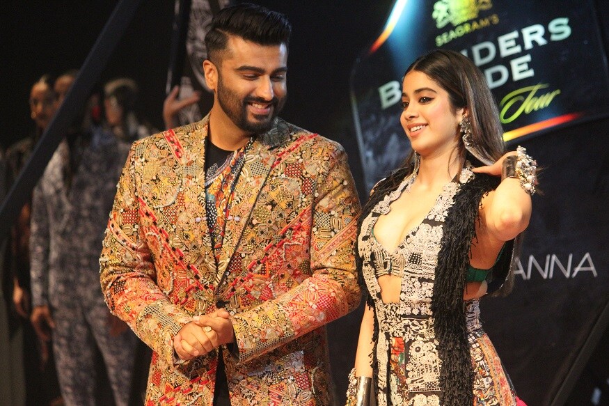 জনপ্রিয় ফ্যাশন ডিজাইনার অনামিকা খান্নার ডিজাইন করা পোশাকেই ফ্যাশন শো-তে হাঁটলেন জাহ্নবী ও অর্জুন ৷ জনপ্রিয় ফ্যাশন ডিজাইনার অনামিকা খান্নার ডিজাইন করা পোশাকেই ফ্যাশন শো-তে হাঁটলেন জাহ্নবী ও অর্জুন ৷