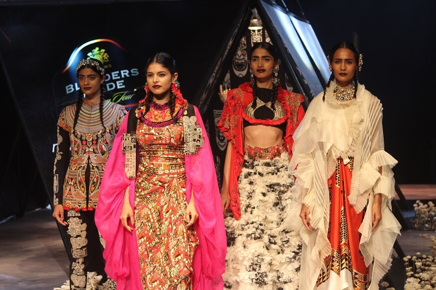 প্রত্যেক বছরের মতোই এবারও কলকাতায় ব্লেন্ডার্স প্রাইড ফ্যাশন ট্যুর নিয়ে এসেছিল এক রঙিন ফ্যাশন সন্ধে ৷ প্রত্যেক বছরের মতোই এবারও কলকাতায় ব্লেন্ডার্স প্রাইড ফ্যাশন ট্যুর নিয়ে এসেছিল এক রঙিন ফ্যাশন সন্ধে ৷