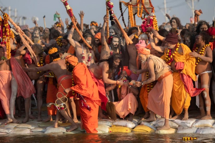 ধর্মপ্রাণ মানুষেরা মনে করেন বিভিন্ন রকমের সমস্যার হাত থেকে রক্ষা পেতে ভগবান শিব বা মহাদেবের পুজো করে থাকেন ৷ 
