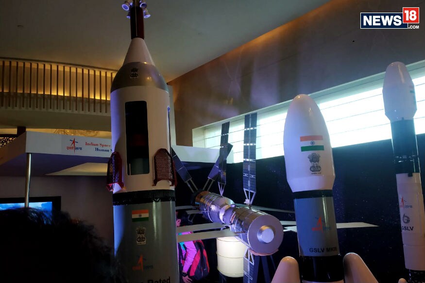 মহাকাশে মানুষ পাঠিয়ে নিরাপদে ফিরিয়ে আনা যাবে কিনা তা দেখতেই, গগনযান পাঠানোর আগে অন্তত ২ বার মানববিহীন বিমান মহাকাশে পাঠাবে ইসরো। মহাকাশ থেকে তথ্য পাঠাবে এই রোবোট। মহাকাশে মানুষ পাঠিয়ে নিরাপদে ফিরিয়ে আনা যাবে কিনা তা দেখতেই, গগনযান পাঠানোর আগে অন্তত ২ বার মানববিহীন বিমান মহাকাশে পাঠাবে ইসরো। মহাকাশ থেকে তথ্য পাঠাবে এই রোবোট।
