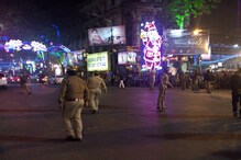 বর্ষবরণের রাতে পার্ক স্ট্রিটে ট্রাফিক সামলাচ্ছেন ব্যাঙ্ক ম্যানেজার,গৃহবধূরা! বর্ষবরণের রাতে পার্ক স্ট্রিটে ট্রাফিক সামলাচ্ছেন ব্যাঙ্ক ম্যানেজার,গৃহবধূরা!