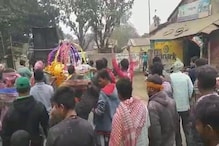 মালদহে বৃদ্ধের শ্মশানযাত্রায় ডিজে বাজিয়ে চলল উদ্দাম নাচ, পুড়ল বাজি মালদহে বৃদ্ধের শ্মশানযাত্রায় ডিজে বাজিয়ে চলল উদ্দাম নাচ, পুড়ল বাজি