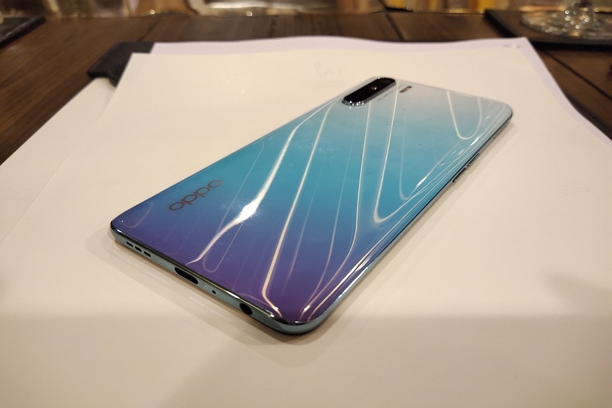 Oppo-র স্মার্টফোন মানেই ক্যামেরা হবে দুর্দান্ত ৷ সঙ্গে AI Beauty Recognition Technology তো রয়েছেই ৷ লো লাইট হোক কিংবা আল্ট্রা ওয়াইড অ্যাঙ্গেল ৷ সবেতেই সেরা ছবিটা ক্লিক করায় Oppo-র স্মার্টফোনের জুড়ি মেলা ভার ৷ গ্রাহকদের জন্য এবার অত্যন্ত সাধ্যের মধ্যে দামেই আরও একটা দুর্দান্ত স্মার্টফোন নিয়ে হাজির Oppo ৷ যা হল সংস্থার F সিরিজের নতুন মডেল F15 ৷ ক্যামেরা থেকে শুরু করে ব্যাটারি ৷ স্টোরেজ ক্ষমতা থেকে শুরু করে RAM, সবকিছুতেই চমকে দেওয়ার মতো ফিচার নিয়ে হাজির Oppo-F15 ৷ আর দামও মধ্যবিত্তের নাগালের মধ্যেই ৷ Oppo-র স্মার্টফোন মানেই ক্যামেরা হবে দুর্দান্ত ৷ সঙ্গে AI Beauty Recognition Technology তো রয়েছেই ৷ লো লাইট হোক কিংবা আল্ট্রা ওয়াইড অ্যাঙ্গেল ৷ সবেতেই সেরা ছবিটা ক্লিক করায় Oppo-র স্মার্টফোনের জুড়ি মেলা ভার ৷ গ্রাহকদের জন্য এবার অত্যন্ত সাধ্যের মধ্যে দামেই আরও একটা দুর্দান্ত স্মার্টফোন নিয়ে হাজির Oppo ৷ যা হল সংস্থার F সিরিজের নতুন মডেল F15 ৷ ক্যামেরা থেকে শুরু করে ব্যাটারি ৷ স্টোরেজ ক্ষমতা থেকে শুরু করে RAM, সবকিছুতেই চমকে দেওয়ার মতো ফিচার নিয়ে হাজির Oppo-F15 ৷ আর দামও মধ্যবিত্তের নাগালের মধ্যেই ৷