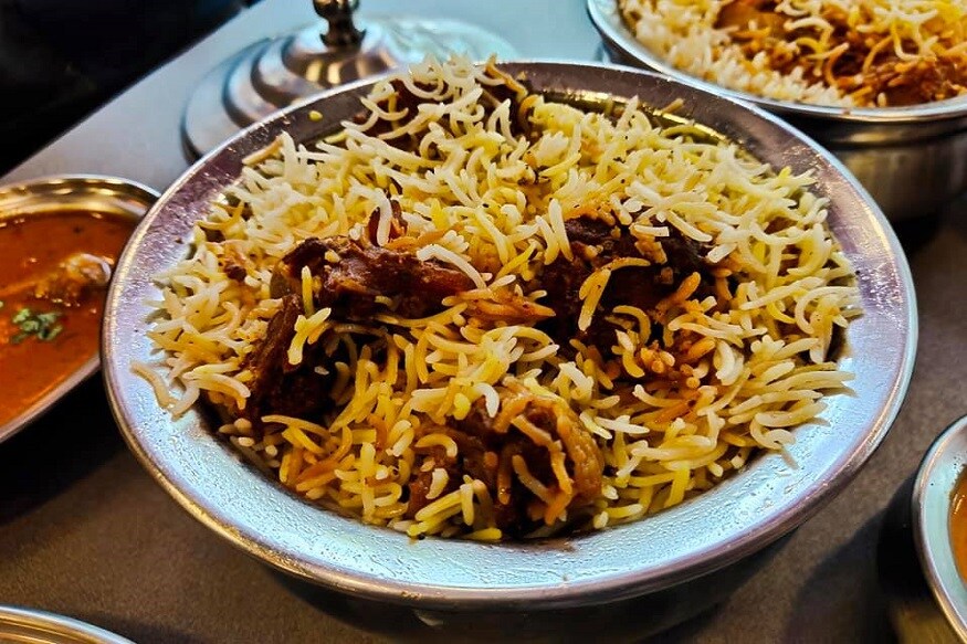 আলু ছাড়া বিরিয়ানি আসলে বিরিয়ানি নয়৷ আবার আরেকপক্ষের দাবি, বিরিয়ানিতে আলু মানে তা অপমান ৷ আদি অনন্তকাল ধরে চলে আসা এই বিরিয়ানি তর্কযুদ্ধে নতুন মাত্রা যোগ করল পুনের এক রেস্তোরাঁ ৷ রীতিমতো সাইনবোর্ড লাগিয়ে তাদের দাবি, হায়দরাবাদি বিরিয়ানি ছাড়া আর সমস্ত বিরিয়ানি আসলে পোলাও ৷ অর্থাৎ হায়দরাবাদি ছাড়া আর কোনও কিছুই বিরিয়ানি তকমা পাওয়ার যোগ্য নয় ৷ আলু ছাড়া বিরিয়ানি আসলে বিরিয়ানি নয়৷ আবার আরেকপক্ষের দাবি, বিরিয়ানিতে আলু মানে তা অপমান ৷ আদি অনন্তকাল ধরে চলে আসা এই বিরিয়ানি তর্কযুদ্ধে নতুন মাত্রা যোগ করল পুনের এক রেস্তোরাঁ ৷ রীতিমতো সাইনবোর্ড লাগিয়ে তাদের দাবি, হায়দরাবাদি বিরিয়ানি ছাড়া আর সমস্ত বিরিয়ানি আসলে পোলাও ৷ অর্থাৎ হায়দরাবাদি ছাড়া আর কোনও কিছুই বিরিয়ানি তকমা পাওয়ার যোগ্য নয় ৷
