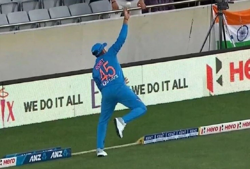 ইডেন পার্কে ম্যাচের আট ওভারে যখন শিভম দুবে বল করছিলেন তখন বড় শট নেন তিনি ৷ আর সেই শটেই হিটম্যান সুপার ম্যানের কায়দায় শূন্যে দেহ ভাসিয়ে ক্যাচটি ধরেন ৷ Photo Courtesy- Twitter ইডেন পার্কে ম্যাচের আট ওভারে যখন শিভম দুবে বল করছিলেন তখন বড় শট নেন তিনি ৷ আর সেই শটেই হিটম্যান সুপার ম্যানের কায়দায় শূন্যে দেহ ভাসিয়ে ক্যাচটি ধরেন ৷ Photo Courtesy- Twitter
