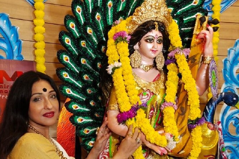 বাসন্তী শাড়িতে বাগদেবীর আরাধনায় অভিনেত্রী ঋতুপর্ণা সেনগুপ্ত ৷ এমনিতে বছরের বেশিরভাগ সময়টা পরিবারের সঙ্গে সিঙ্গাপুরেই কাটে৷ কিন্তু সরস্বতী পুজোয় মনকে আর আটকে রাখতে পারেন না অভিনেত্রী ৷