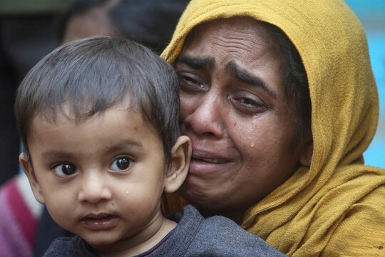 আশ্রয় না পেয়ে কান্না রোহিঙ্গা মহিলার