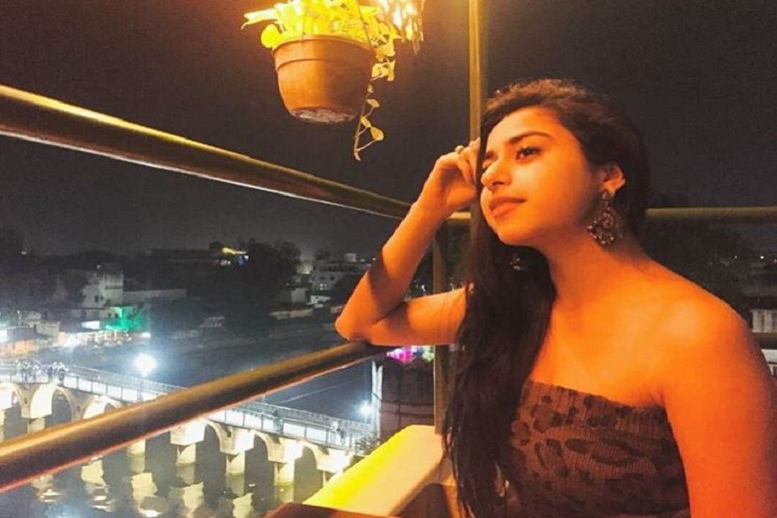 অভিনেত্রী সেজল শর্মা জনপ্রিয়তা পেয়েছিলেন হিন্দি ধারাবাহিক ‘দিল তো হ্যাপি হ্যায় জি’-র দৌলতে ৷ রাজস্থানের কোটার হাসিখুশি মেয়ে শেষপর্যন্ত কেন আত্মহত্যার পথ বেছে নিলেন, তার পরিষ্কার উত্তর এখনও কারোর কাছেই নেই ৷ অভিনেত্রী সেজল শর্মা জনপ্রিয়তা পেয়েছিলেন হিন্দি ধারাবাহিক ‘দিল তো হ্যাপি হ্যায় জি’-র দৌলতে ৷ রাজস্থানের কোটার হাসিখুশি মেয়ে শেষপর্যন্ত কেন আত্মহত্যার পথ বেছে নিলেন, তার পরিষ্কার উত্তর এখনও কারোর কাছেই নেই ৷