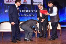 রতন টাটার পা ছুঁয়ে প্রণাম করলেন নারায়ণ মূর্তি! গর্বে চোখে জল নেটিজেনদের