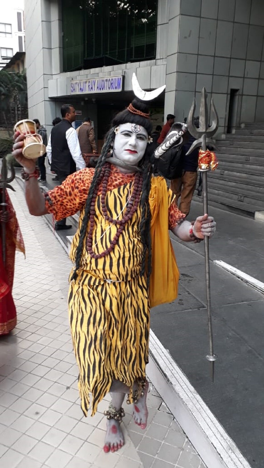 সুবল দাস বৈরাগ্য এবং তাঁর দল বহুরূপী শোনাল গাজন, চণ্ডীমঙ্গল, মনসামঙ্গলের গান। দমদমের আরেক বাঁশি বিক্রেতা অনিল মাহাতো পরিবেশন করলেন রবীন্দ্রসঙ্গীত। অন্যদিকে চিনসুরার কুন্তল শীল হারমোনিকাতে শোনালেন রেট্রো বলি মিউজিক। সুবল দাস বৈরাগ্য এবং তাঁর দল বহুরূপী শোনাল গাজন, চণ্ডীমঙ্গল, মনসামঙ্গলের গান। দমদমের আরেক বাঁশি বিক্রেতা অনিল মাহাতো পরিবেশন করলেন রবীন্দ্রসঙ্গীত। অন্যদিকে চিনসুরার কুন্তল শীল হারমোনিকাতে শোনালেন রেট্রো বলি মিউজিক।