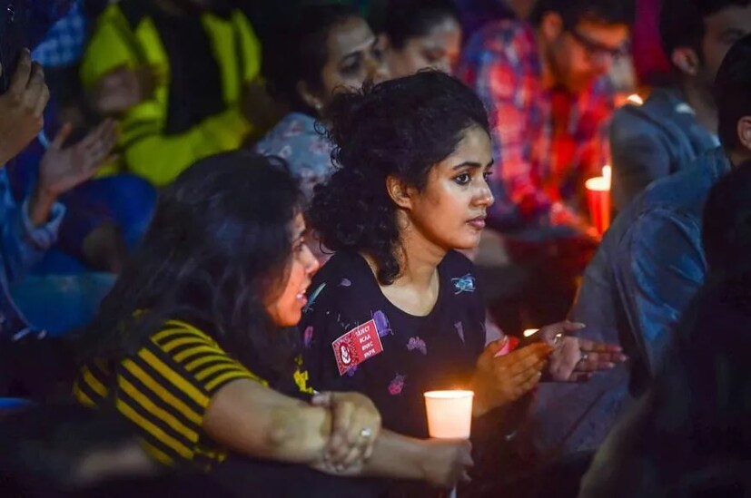 মুম্বইয়ে গেটওয়ে অফ ইন্ডিয়ার সামনে থেকে বিক্ষোভরত পড়ুয়াদের সরিয়ে দিল পুলিশ। তাঁদেরকে আজাদ ময়দানে বিক্ষোভ অবস্থানের ব্যবস্থা করেছে পুলিশ।
