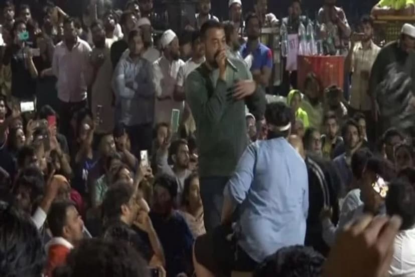 JNU-র ঘটনার প্রতিবাদে উত্তাল দেশ। বিক্ষোভে সামিল মুম্বই। গেটওয়ে অফ ইন্ডিয়ার সামনে একজোট হয়ে জেএনইউ কাণ্ডে সরব হলেন একদল পড়ুয়া, সাধারণ মানুষ ও বলিউড তারকারাও। 