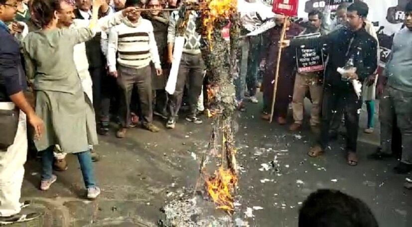 বিক্ষোভ-মিছিলে পোড়ান হয় প্রধানমন্ত্রীর কুশপুতুল। 