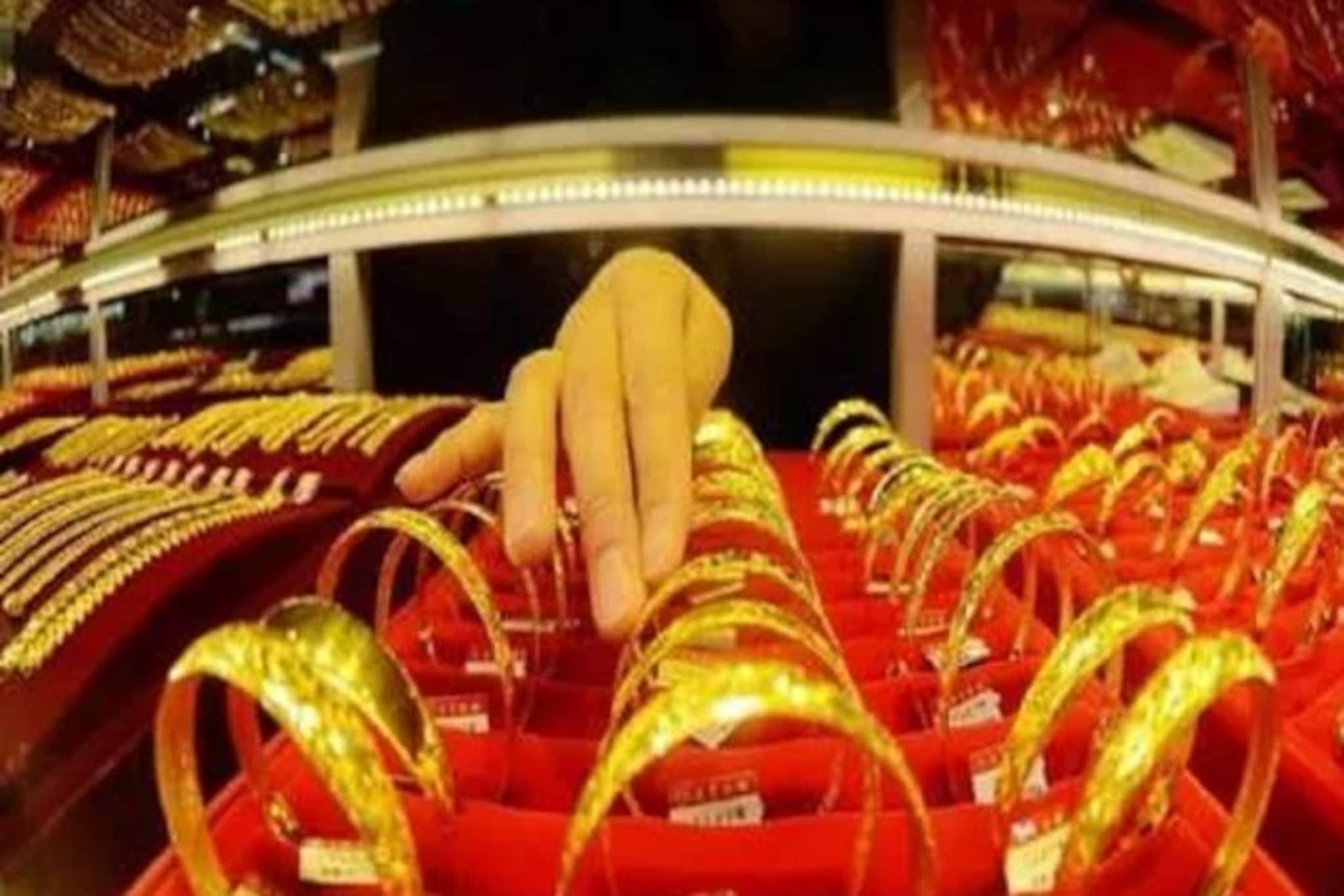 সুখবর! এক ধাপে বিপুল দাম কমল সোনা-রুপোর