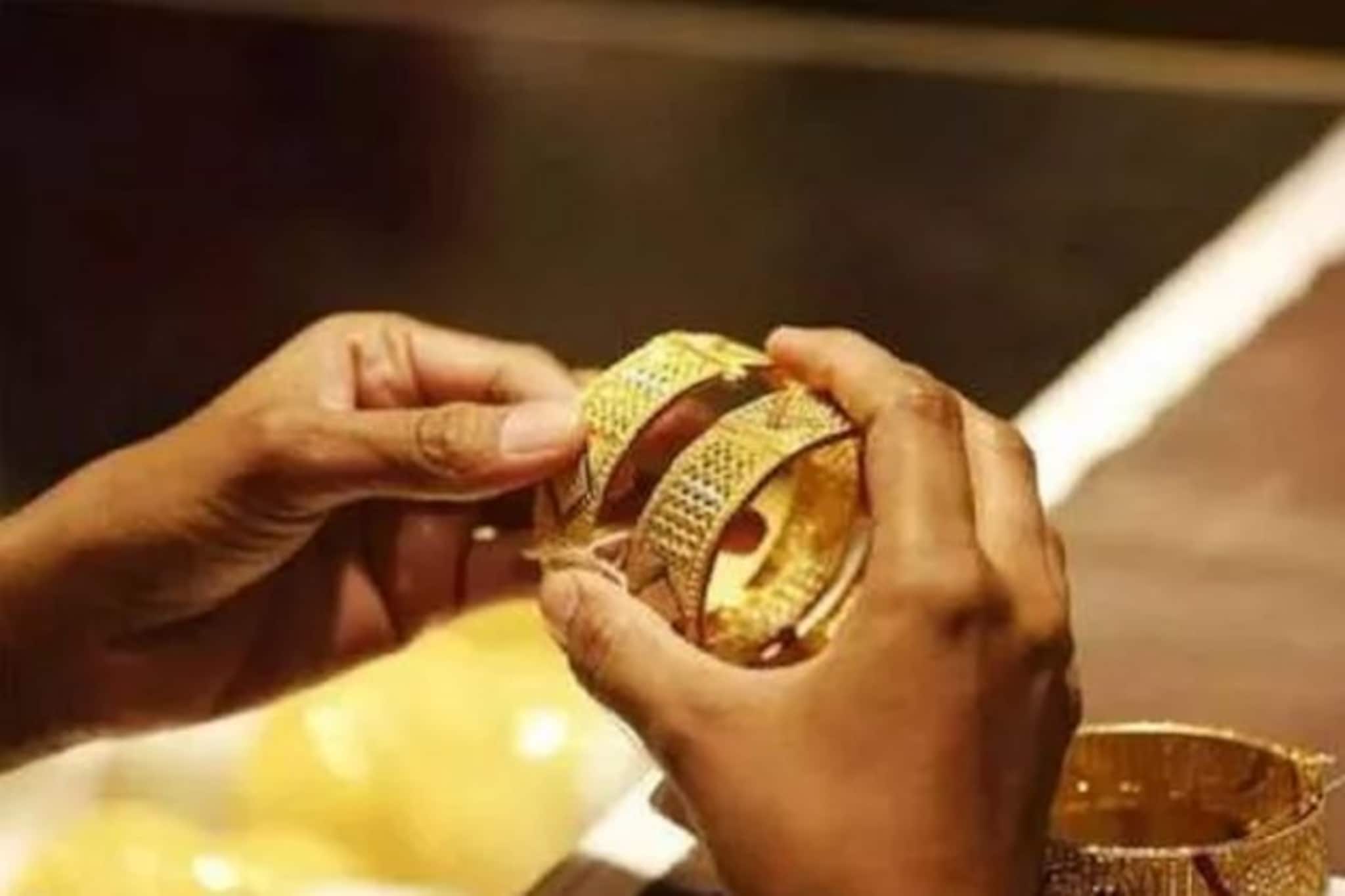 ১০০০ টাকার বেশি সস্তা হল রুপো, সোনার দাম জানলে চমকে যাবেন !