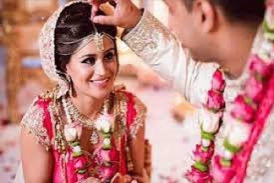 অন্য ক্ষেত্রে পাত্র ও পাত্রী নিজের বিয়ের ব্যবস্থা নিজেই করেন সেক্ষেত্রে আত্মীয় স্বজনের কোনও প্রয়োজন থাকেনা ৷ এমনই হয়ে থাকে গান্ধর্ব মতের বিয়েতে ৷ গান্ধর্ব মতে বিয়েতে এমনই হয়ে থাকে ৷ প্রতীকী ছবি ৷ অন্য ক্ষেত্রে পাত্র ও পাত্রী নিজের বিয়ের ব্যবস্থা নিজেই করেন সেক্ষেত্রে আত্মীয় স্বজনের কোনও প্রয়োজন থাকেনা ৷ এমনই হয়ে থাকে গান্ধর্ব মতের বিয়েতে ৷ গান্ধর্ব মতে বিয়েতে এমনই হয়ে থাকে ৷ প্রতীকী ছবি ৷