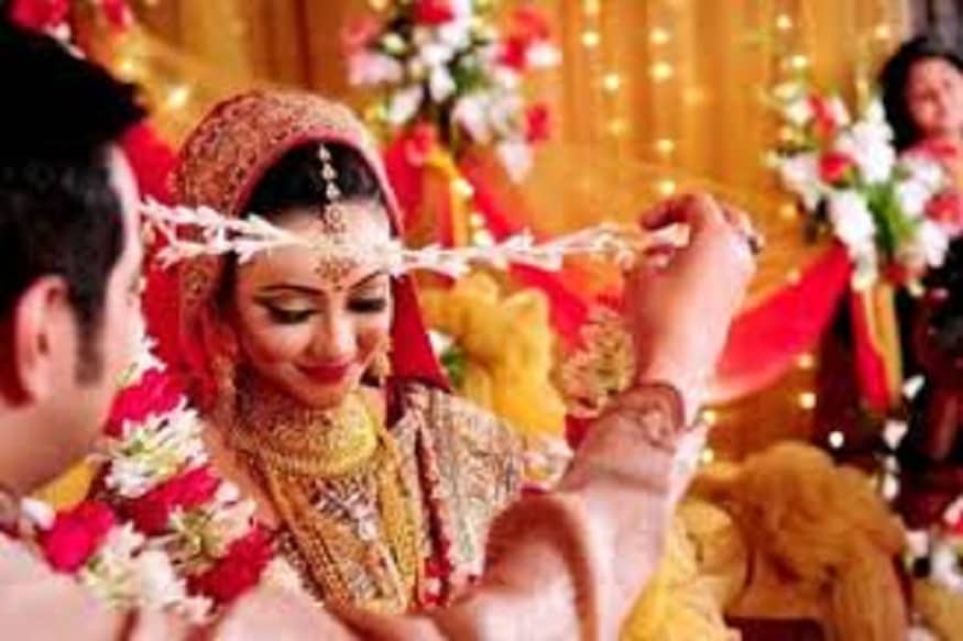 এই মতে বিয়েতে কোনও পুরুষ যদি নিজের গুণবলী দিয়ে কোনও নারীকে আকৃষ্ট না করতে পারেন সেক্ষেত্রে সম বয়সী কোনও সখীকে পাত্রীর বাড়িতে পাঠানো হয় ৷ পাঠানো সখীর সঙ্গে মেয়ের বাড়ির সম্পর্ক যদি ভাল থাকে এই ক্ষেত্রে একটি বিশেষ সুবিধা পাওয়া যায় ৷ উদ্দিষ্ট যুবকের গুণাবলী, লেখাপড়া, বিষয় সম্পত্তি সম্পর্কে অবগত করা হয় ৷ বা পাত্রের পরিবার সম্পর্কিত বিভিন্ন খারাপ কথা বলার পরেও নানান রকমের বিষয়টি জটিলতার সঙ্গে পেস করা হবে ৷ নানান টানাপোড়েনের পরে গোপনে পাত্রী-পাত্রী দেখা করে ৷ দুজনের মধ্যে প্রেম চর্চা হয় ৷ এরপরেই ব্রাহ্মণ ডেকে অগ্নিসাক্ষি হয় ৷ প্রতীকী ছবি ৷ এই মতে বিয়েতে কোনও পুরুষ যদি নিজের গুণবলী দিয়ে কোনও নারীকে আকৃষ্ট না করতে পারেন সেক্ষেত্রে সম বয়সী কোনও সখীকে পাত্রীর বাড়িতে পাঠানো হয় ৷ পাঠানো সখীর সঙ্গে মেয়ের বাড়ির সম্পর্ক যদি ভাল থাকে এই ক্ষেত্রে একটি বিশেষ সুবিধা পাওয়া যায় ৷ উদ্দিষ্ট যুবকের গুণাবলী, লেখাপড়া, বিষয় সম্পত্তি সম্পর্কে অবগত করা হয় ৷ বা পাত্রের পরিবার সম্পর্কিত বিভিন্ন খারাপ কথা বলার পরেও নানান রকমের বিষয়টি জটিলতার সঙ্গে পেস করা হবে ৷ নানান টানাপোড়েনের পরে গোপনে পাত্রী-পাত্রী দেখা করে ৷ দুজনের মধ্যে প্রেম চর্চা হয় ৷ এরপরেই ব্রাহ্মণ ডেকে অগ্নিসাক্ষি হয় ৷ প্রতীকী ছবি ৷