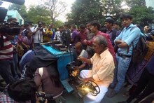চরম দারিদ্রতায় দিন কাটছে কলকাতার একমাত্র বায়োস্কোপওয়ালার