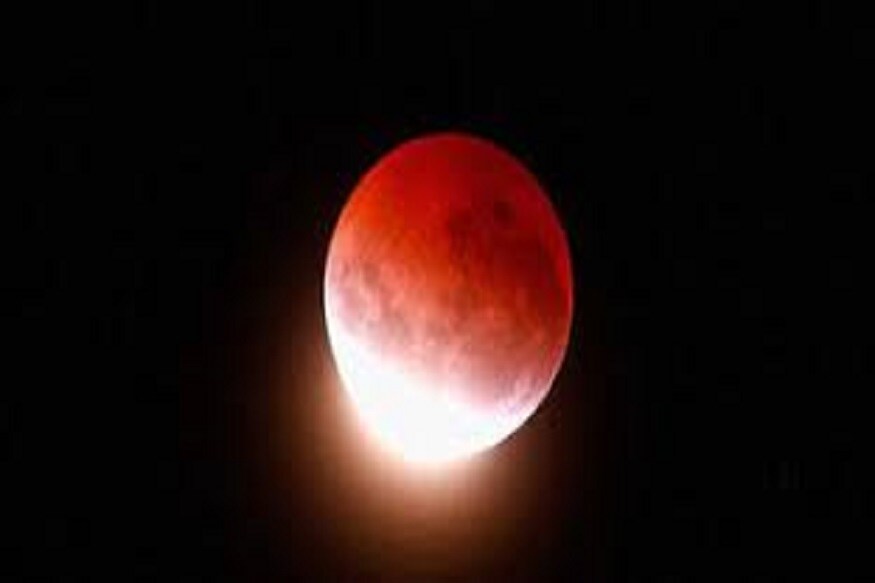 জানুয়ারি মাসে চন্দ্রগ্রহণকে উলফ মুন নামে চিহ্নিত করা হয় ৷ ভারতীয় সময় রাত ১০.৩০ থেকে ২.৩০ পর্যন্ত চলবে এই গ্রহণ ৷ এই গ্রহণে চাঁদের প্রায় বেশিরভাগ অংশই ঢাকা পড়বে বলে মনে করা হচ্ছে ৷ প্রতীকী ছবি ৷ জানুয়ারি মাসে চন্দ্রগ্রহণকে উলফ মুন নামে চিহ্নিত করা হয় ৷ ভারতীয় সময় রাত ১০.৩০ থেকে ২.৩০ পর্যন্ত চলবে এই গ্রহণ ৷ এই গ্রহণে চাঁদের প্রায় বেশিরভাগ অংশই ঢাকা পড়বে বলে মনে করা হচ্ছে ৷ প্রতীকী ছবি ৷