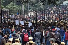 সোমবারও থমথমে JNU, হস্টেল ছেড়েছেন অনেক পড়ুয়া