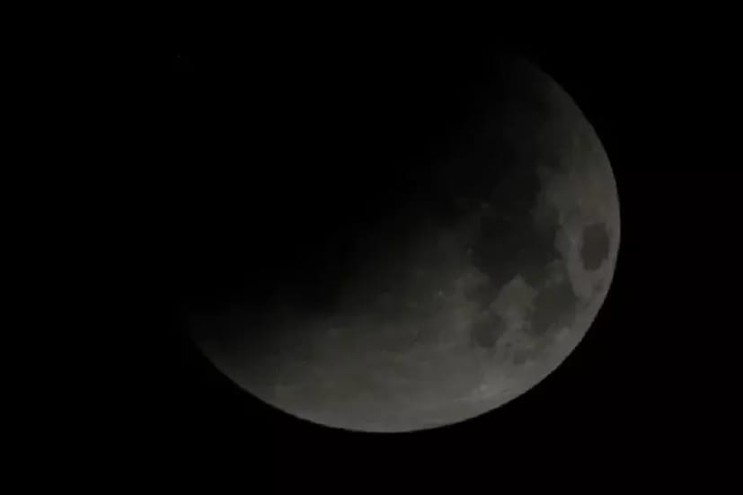 শুক্রবার রাত ১০টা ৩৭ নাগাদ শুরু হবে চন্দ্রগ্রহণ ৷ শেষ হবে ১১ জানুয়ারি, শনিবার রাত ২টো ৪২ মিনিটে ৷ মোট ৪ ঘণ্টা ০৫ মিনিটের জন্য থাকবে চন্দ্রগ্রহণ। এরমধ্যে মধ্যরাত ১২টা ৪০-এ সবচেয়ে বেশি সময়ের জন্য চন্দ্রগ্রহণ দেখা যাবে। 