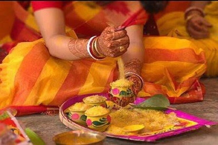 বাবা-মাকে টাকা পয়সা বা পোশাক উপহার পাত্রীকে বিয়ে করতে স্বীকৃত না হয় এই ধরনের বিয়েকে রাক্ষস বিয়ে বলে ৷ সুন্দরী নারীকে বিয়ে করার ইচ্ছা কম বেশি অনেক পুরুষেরই থাকে ৷ কিন্তু সোজা পাথে না পেলে জোর করে বিয়ে করা হয় এই বিয়েকেই রাক্ষস বিয়ে বলা হয় ৷ এক সময়ে ক্ষত্রিয়রা এই পথ অবলম্বন করত ৷ প্রতীকী ছবি ৷