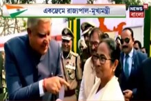 একফ্রেমে হাসিমুখে জগদীপ ধনখড় ও মমতা বন্দ্যোপাধ্যায়