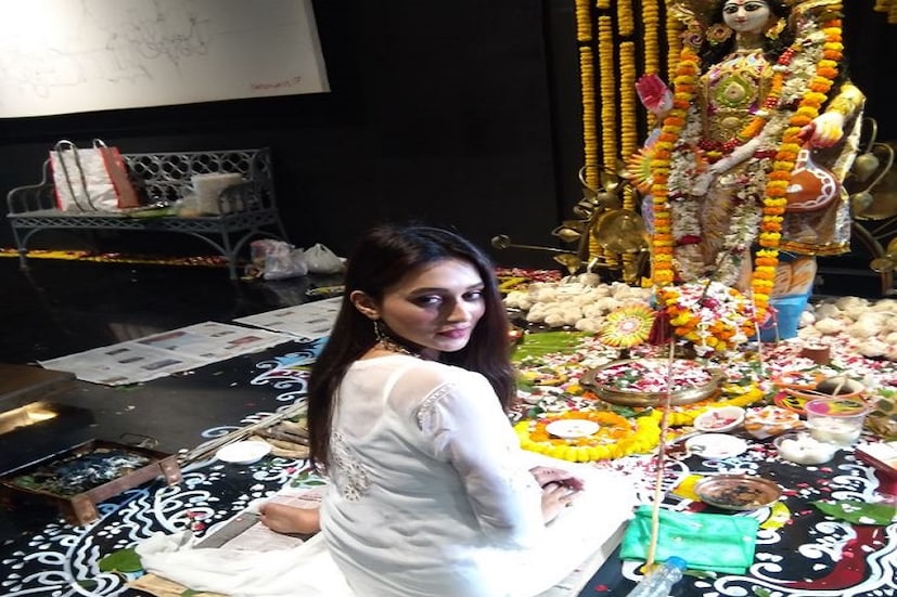 সরস্বতী পুজো মেতে উঠলেন অভিনেত্রী ও সাংসদ মিমি চক্রবর্তী