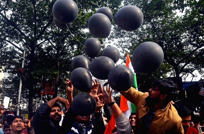 CAA থেকে JNU-তে হামলা। প্রতিবাদে পথে নেমেছেন যাদবপুর বিশ্ববিদ্যালয়ের পড়ুয়ারা। প্রধানমন্ত্রীর সফর ঘিরেও 8B বাস স্ট্যান্ডের সামনে চলে অবরোধ বিক্ষোভ-মিছিল।। 