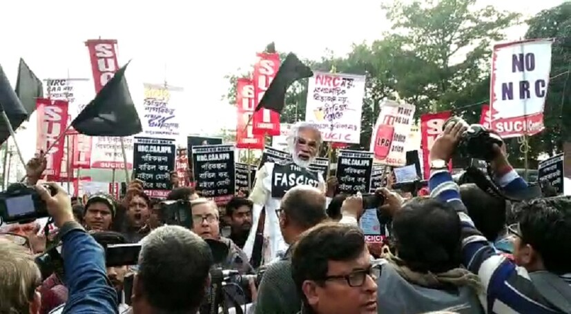 ধর্মতলায় CAA-NRC- বিরুদ্ধে মিছিল করে SUCI। সিপিএমের বিক্ষোভ থেকে প্রধানমন্ত্রীর বিরুদ্ধে চলে স্লোগান। 