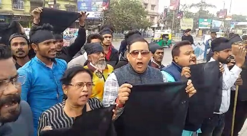 এয়ারপোর্ট আড়াই নম্বর গেটে বিক্ষোভ দেখায় INTUC। পুলিশ গিয়ে অবরোধ তোলে। 