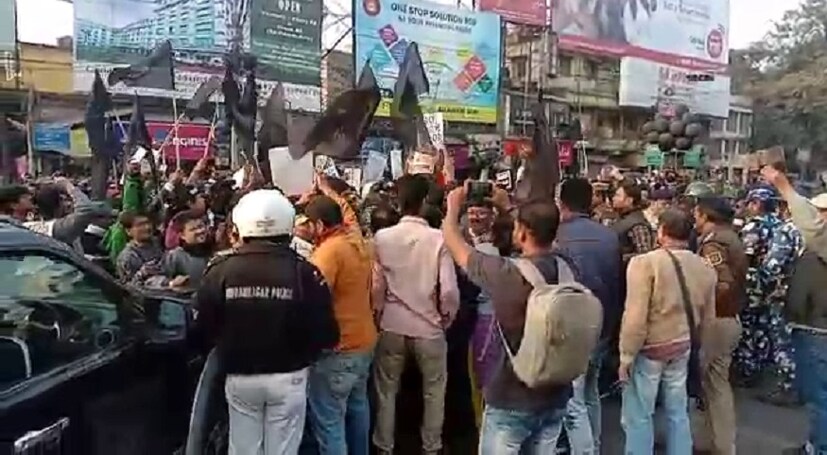  এক নম্বর এয়ারপোর্ট এলাকায় সিপিএমের তরফে চলে প্রধানমন্ত্রী বিরোধি বিক্ষোভ। পুলিশের সঙ্গে ধস্তাধস্তি। মহিলা পুলিশ কর্মী ছাড়াই হামলার অভিযোগ সিপিএমের। 