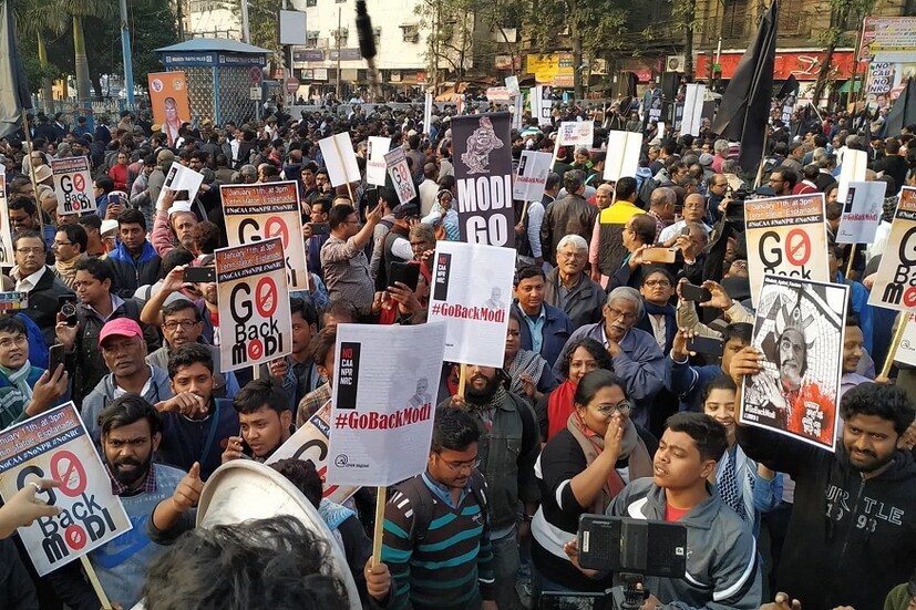 NRC- নাগরিকত্ব আইনের প্রতিবাদ। প্রধানমন্ত্রীর কলকাতা সফরের বিরুদ্ধে শহরজুড়ে চলল বিক্ষোভ-মিছিল। জ্বলল প্রধানমন্ত্রীর কুশপুতুল। 