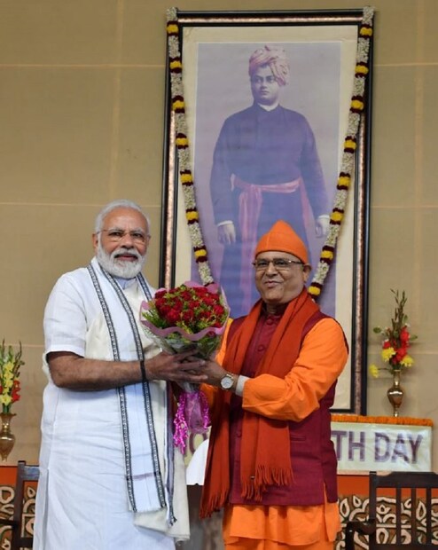 ‘প্রধানমন্ত্রী বেলুড়ে আসায় আমরা গর্বিত’জানিয়েছেন স্বামী সুবীরানন্দ মহারাজ৷ তিনি আরও বললেন যে মোদি অন্যতম সেরা প্রধানমন্ত্রী৷ Photo Courtesy: Twitter