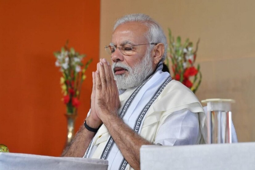 এরপরই রামকৃষ্ণ শরণংয়ে মজলেন মোদি৷ মহারাজদের গানে, সুর মেলালেন তিনি৷ মঠে ধ্যানে বসেন মোদি৷ Photo Courtesy: Twitter 