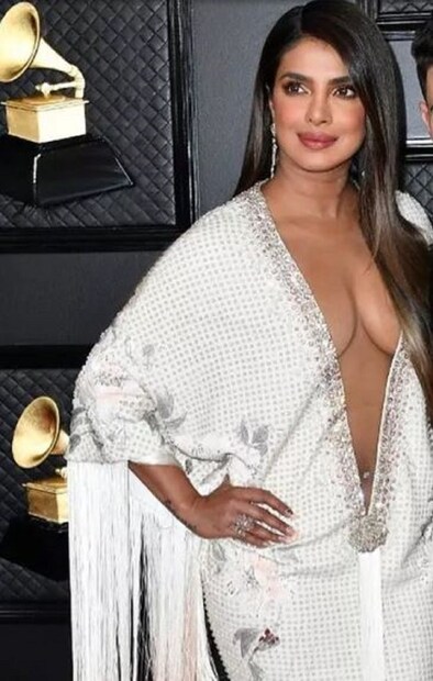 একইভাবে ২০২০-র গ্র্যামি অ্যাওয়ার্ডের সন্ধায় প্রিয়াঙ্কাও হলেন আবক্ষ৷ বক্ষযুগল পুরোই স্পষ্ট৷ এই পোশাকেই প্রিয়াঙ্কা চলে এলেন খবরের শীরোনামে৷ 