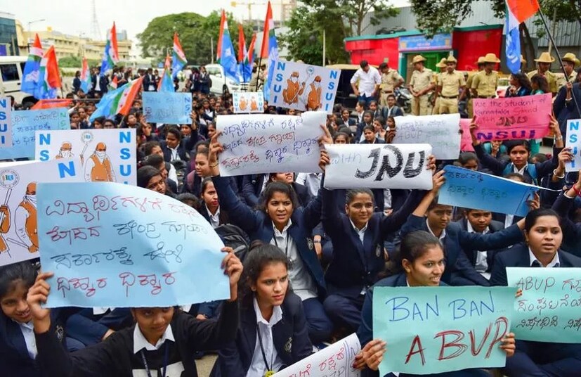  বিশ্ববিদ্যালয়ের ক্যাম্পাসে প্রতিবাদ মিছিল। প্রতিবাদ মিছিল বামপন্থী পড়ুয়াদের। সবরমতী হস্টেল থেকে মেন গেট পর্যন্ত মিছিল। মিছিলে হল্লাবোল স্লোগান পড়ুয়াদের। মিছিলে অংশ নেন বিশ্ববিদ্যালয়ের অধ্যাপকরাও।