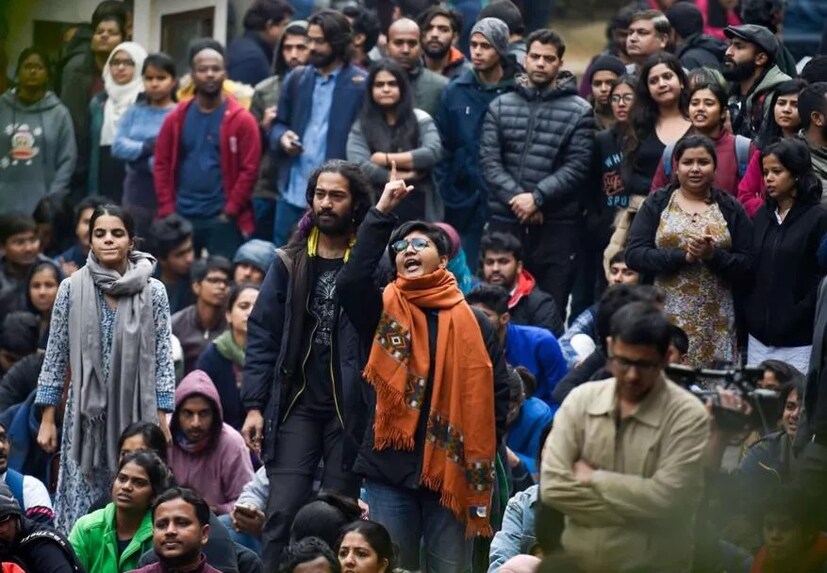 জেএনইউএর প্রতিবাদে সরব জামিয়া মিলিয়া ইসলামিয়া বিশ্ববিদ্য়ালয়ের পড়ুয়ারা। ক্যাম্পাসেই অবস্থান বিক্ষোভ পড়ুয়াদের।