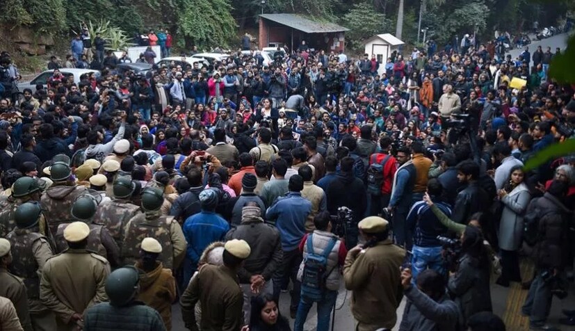  জেএনইউয়ে মুখোশধারীদের হামলার তীব্র প্রতিবাদ করেন তাঁরা। স্লোগান ওঠে এবিভিপি-র বিরুদ্ধেও।  