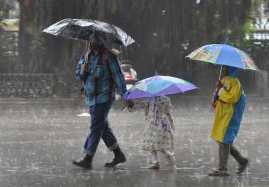 আকাশ মেঘলা হতেই রাতের তাপমাত্রা একলাফে ৩ ডিগ্রি বেড়ে গিয়েছে । কলকাতায় এদিন সকালে সর্বনিম্ন তাপমাত্রা স্বাভাবিকের ২ ডিগ্রি ওপরে।আবহাওয়া দফতরের পূর্বাঞ্চলীয় অধিকর্তা সঞ্জীব বন্দ্যোপাধ্যায় জানান, পশ্চিমী ঝঞ্ঝা ও পূবালী হাওয়ার সংঘাতেই বৃষ্টি শুরু হয়েছে রাজ্যে। পশ্চিমের জেলাগুলিতে হালকা বৃষ্টির পূর্বাভাস । বৃহস্পতিবার থেকে রাজ্যজুড়ে বৃষ্টি । উত্তর-পশ্চিমের শীতল হওয়ার সঙ্গে সাগর থেকে আসা পূবালী জলীয় বাষ্প সহ গরম হাওয়ার সংঘাতে এই বৃষ্টি। আকাশ মেঘলা হতেই রাতের তাপমাত্রা একলাফে ৩ ডিগ্রি বেড়ে গিয়েছে । কলকাতায় এদিন সকালে সর্বনিম্ন তাপমাত্রা স্বাভাবিকের ২ ডিগ্রি ওপরে।আবহাওয়া দফতরের পূর্বাঞ্চলীয় অধিকর্তা সঞ্জীব বন্দ্যোপাধ্যায় জানান, পশ্চিমী ঝঞ্ঝা ও পূবালী হাওয়ার সংঘাতেই বৃষ্টি শুরু হয়েছে রাজ্যে। পশ্চিমের জেলাগুলিতে হালকা বৃষ্টির পূর্বাভাস । বৃহস্পতিবার থেকে রাজ্যজুড়ে বৃষ্টি । উত্তর-পশ্চিমের শীতল হওয়ার সঙ্গে সাগর থেকে আসা পূবালী জলীয় বাষ্প সহ গরম হাওয়ার সংঘাতে এই বৃষ্টি।