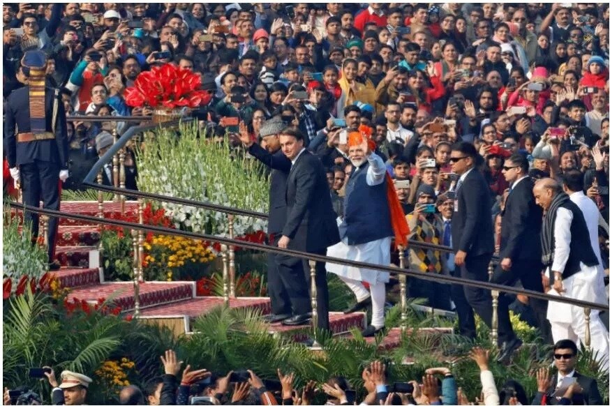 প্রজাতন্ত্রের ৭১। দিল্লির রাজপথে কুচকাওয়াজ। ৯০ মিনিটের বর্ণাঢ্য অনুষ্ঠান। এবার অনেক কিছুই প্রথম। অনেক কিছুই নতুন। প্রতিবারই এই দিনে দিল্লিতে ইন্ডিয়া গেটে অমর জওয়ান জ্যোতিতে নিহত জওয়ানদের শ্রদ্ধা জানান প্রধানমন্ত্রী। ৪৮ বছরের প্রথায় এবার বদল। প্রধানমন্ত্রী নরেন্দ্র মোদি নিহত জওয়ানদের শ্রদ্ধা জানালেন ন্যাশনাল ওয়ার মেমোরিয়ালে। ২০১৯-এর ফেব্রুয়ারিতে উদ্বোধন করেছিলেন নরেন্দ্র মোদিই। প্রজাতন্ত্রের ৭১। দিল্লির রাজপথে কুচকাওয়াজ। ৯০ মিনিটের বর্ণাঢ্য অনুষ্ঠান। এবার অনেক কিছুই প্রথম। অনেক কিছুই নতুন। প্রতিবারই এই দিনে দিল্লিতে ইন্ডিয়া গেটে অমর জওয়ান জ্যোতিতে নিহত জওয়ানদের শ্রদ্ধা জানান প্রধানমন্ত্রী। ৪৮ বছরের প্রথায় এবার বদল। প্রধানমন্ত্রী নরেন্দ্র মোদি নিহত জওয়ানদের শ্রদ্ধা জানালেন ন্যাশনাল ওয়ার মেমোরিয়ালে। ২০১৯-এর ফেব্রুয়ারিতে উদ্বোধন করেছিলেন নরেন্দ্র মোদিই।